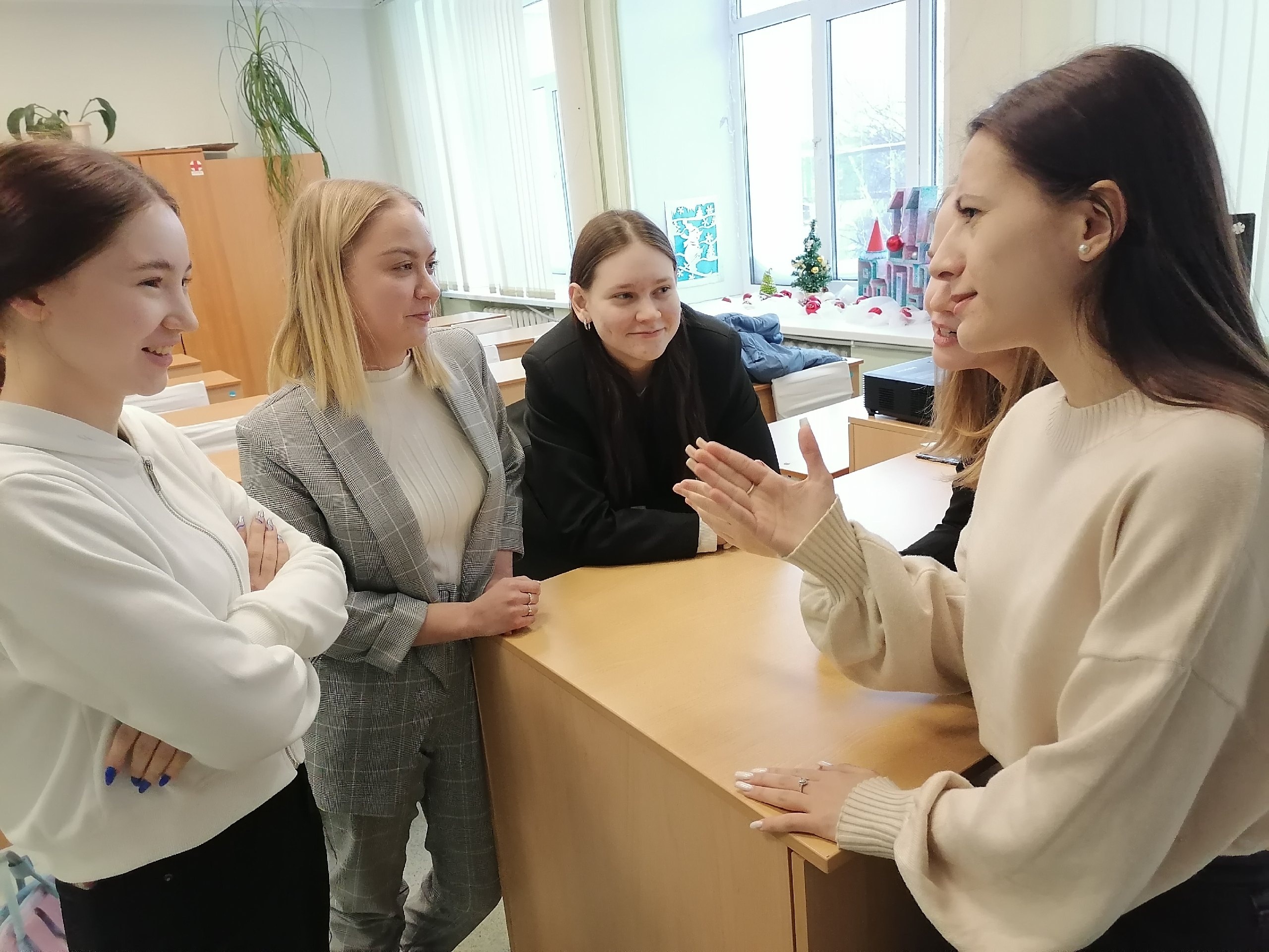 Встреча 11 класса со студентками ЮГУ.