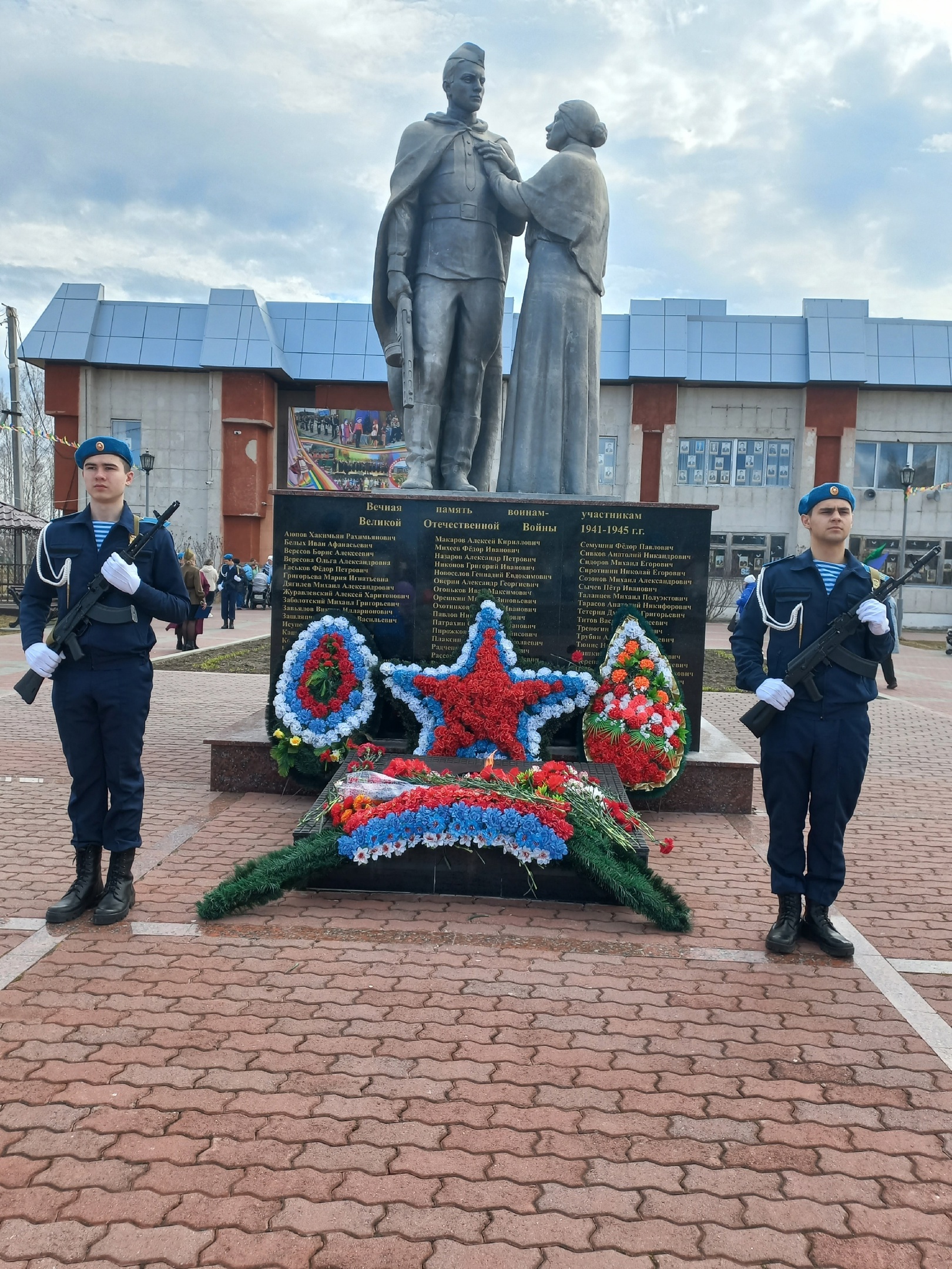 возложение цветов к памятнику героев.