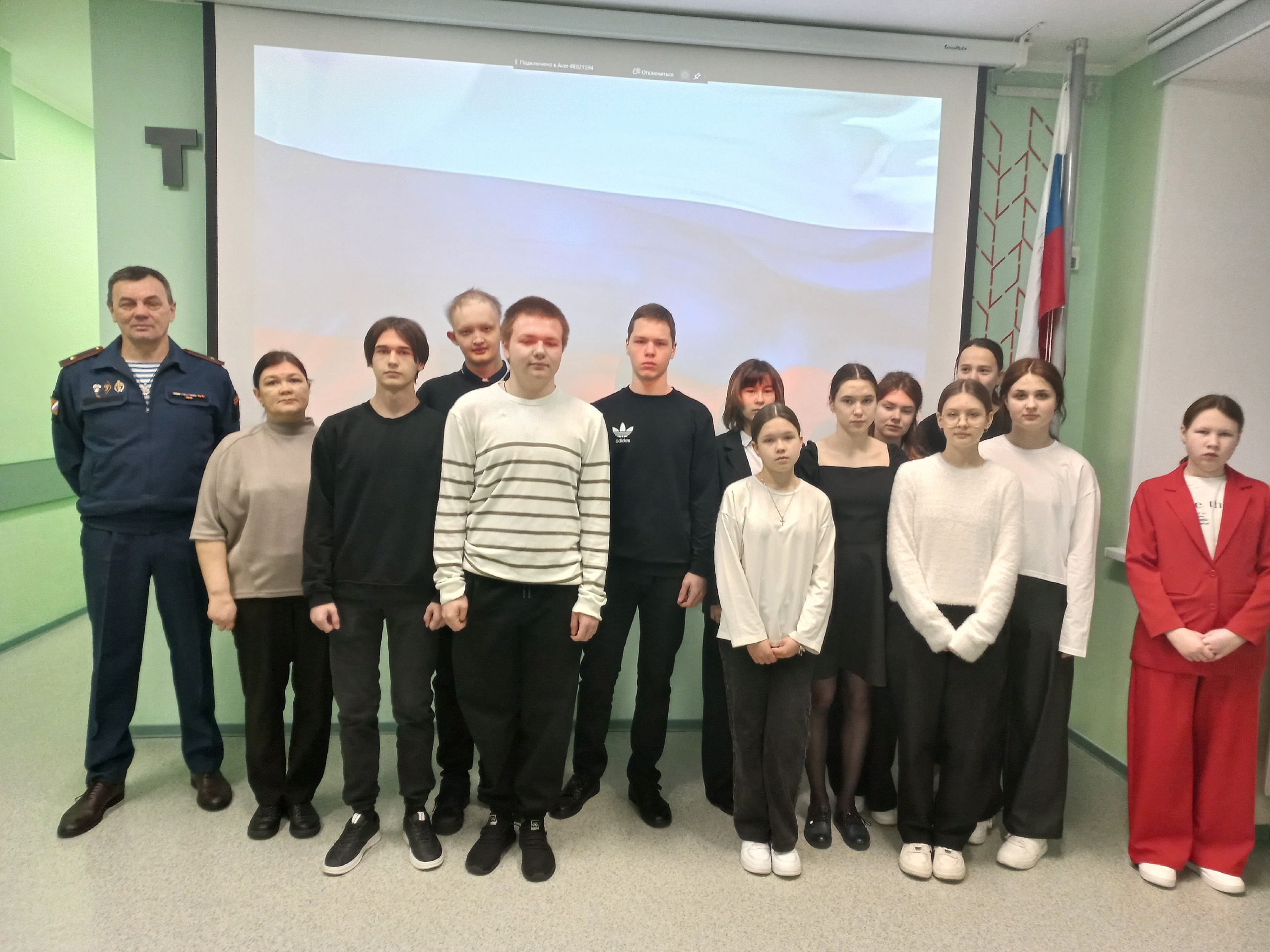 Поднятие флага РФ и исполнение гимна РФ.