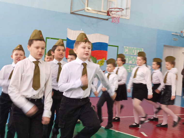 Смотр строя и песни среди начальных классов.